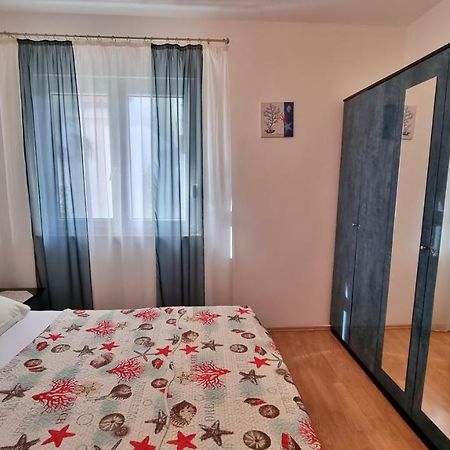 Apartments Slado 奥米什 外观 照片
