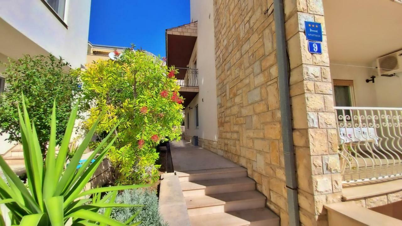 Apartments Slado 奥米什 外观 照片