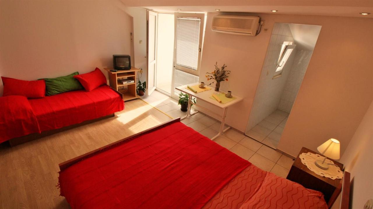 Apartments Slado 奥米什 外观 照片